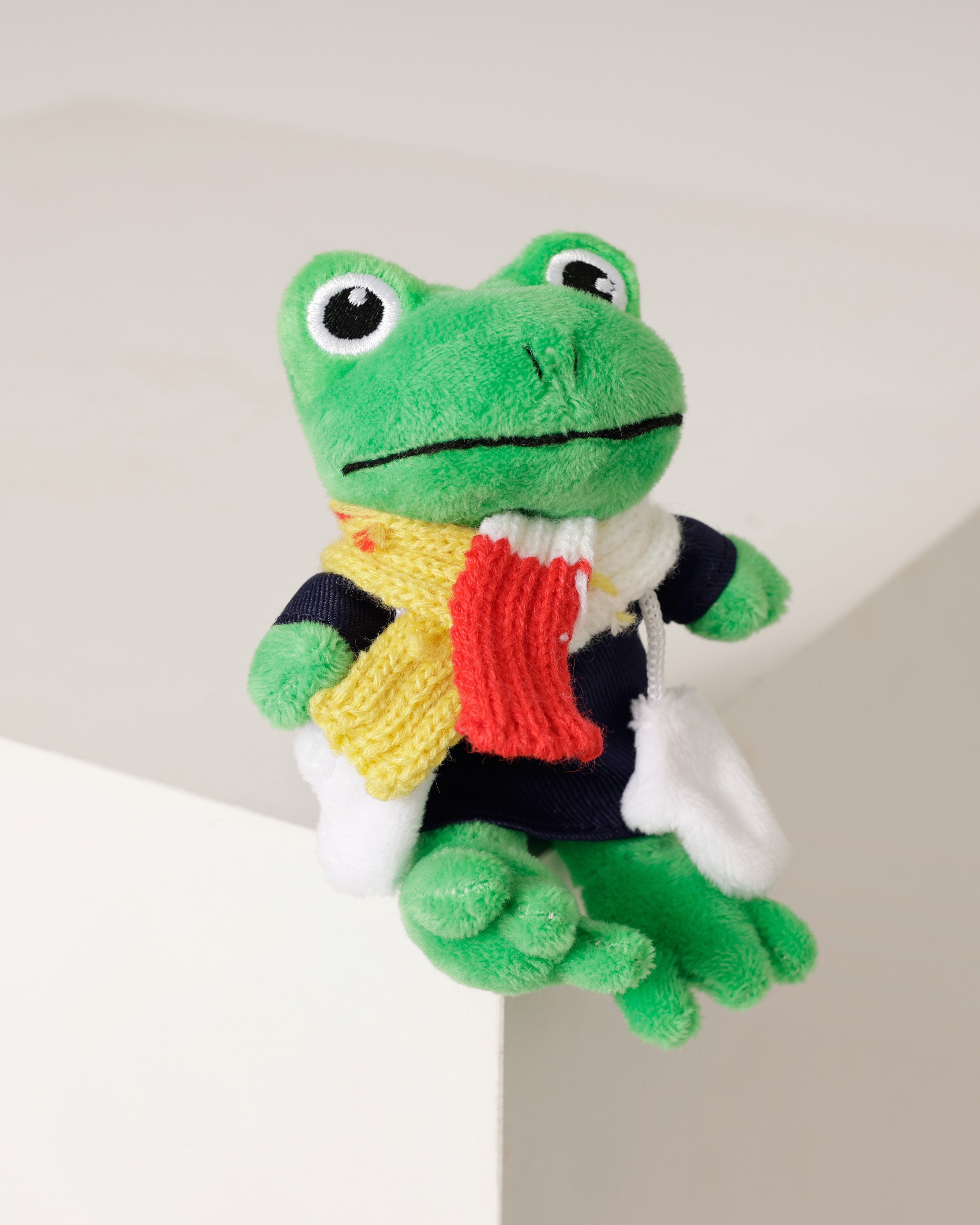 Pluche kikker Oeteldonk met kiel en sjaal