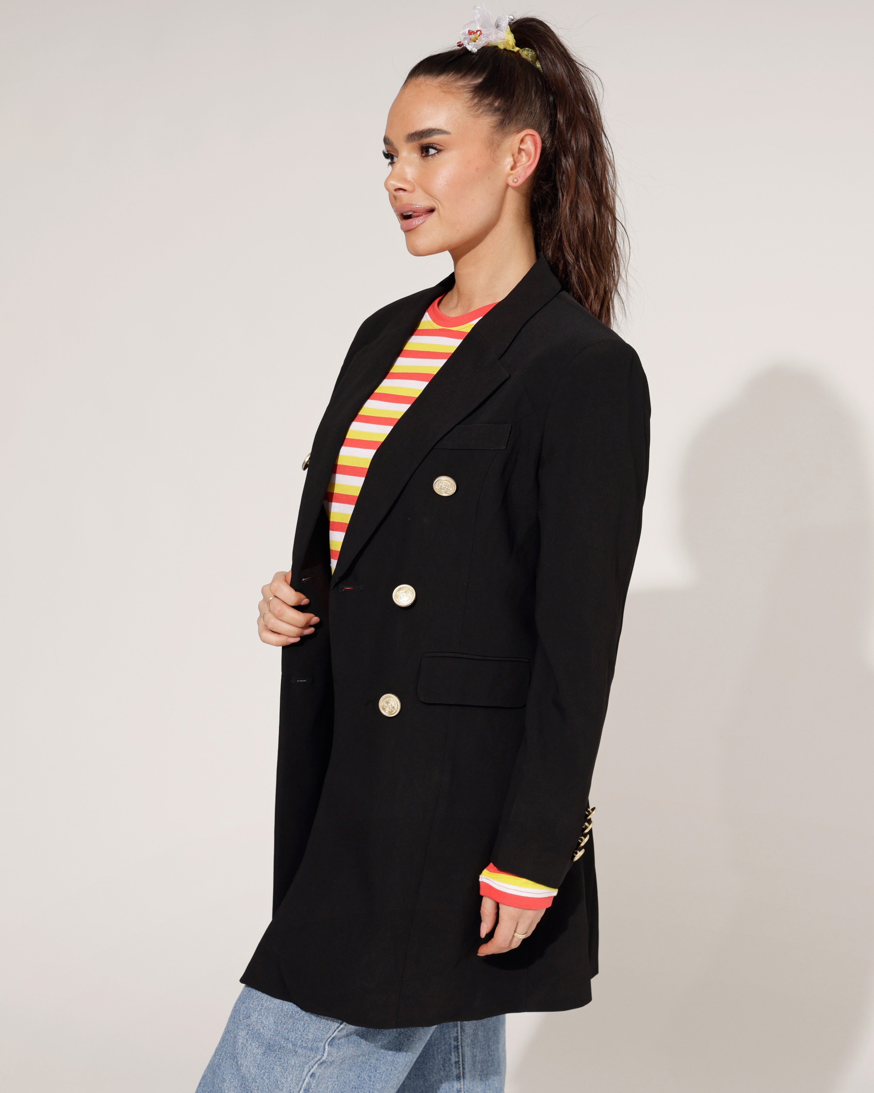 Zwarte langere Damesjas met Gouden Knopen - Hoogwaardige kwaliteit