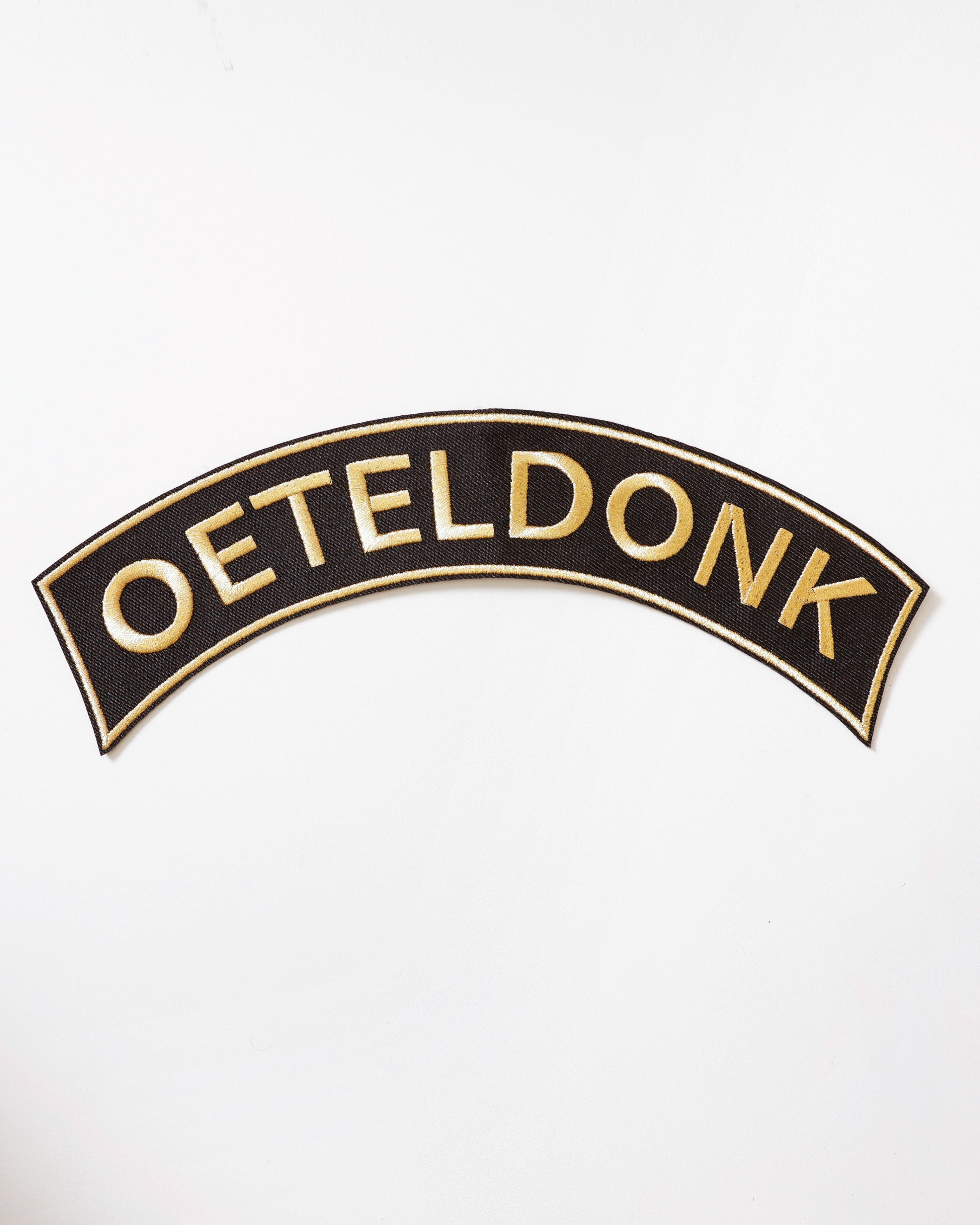 Oeteldonks Rugembleem – Boog boven (zwart/goud)