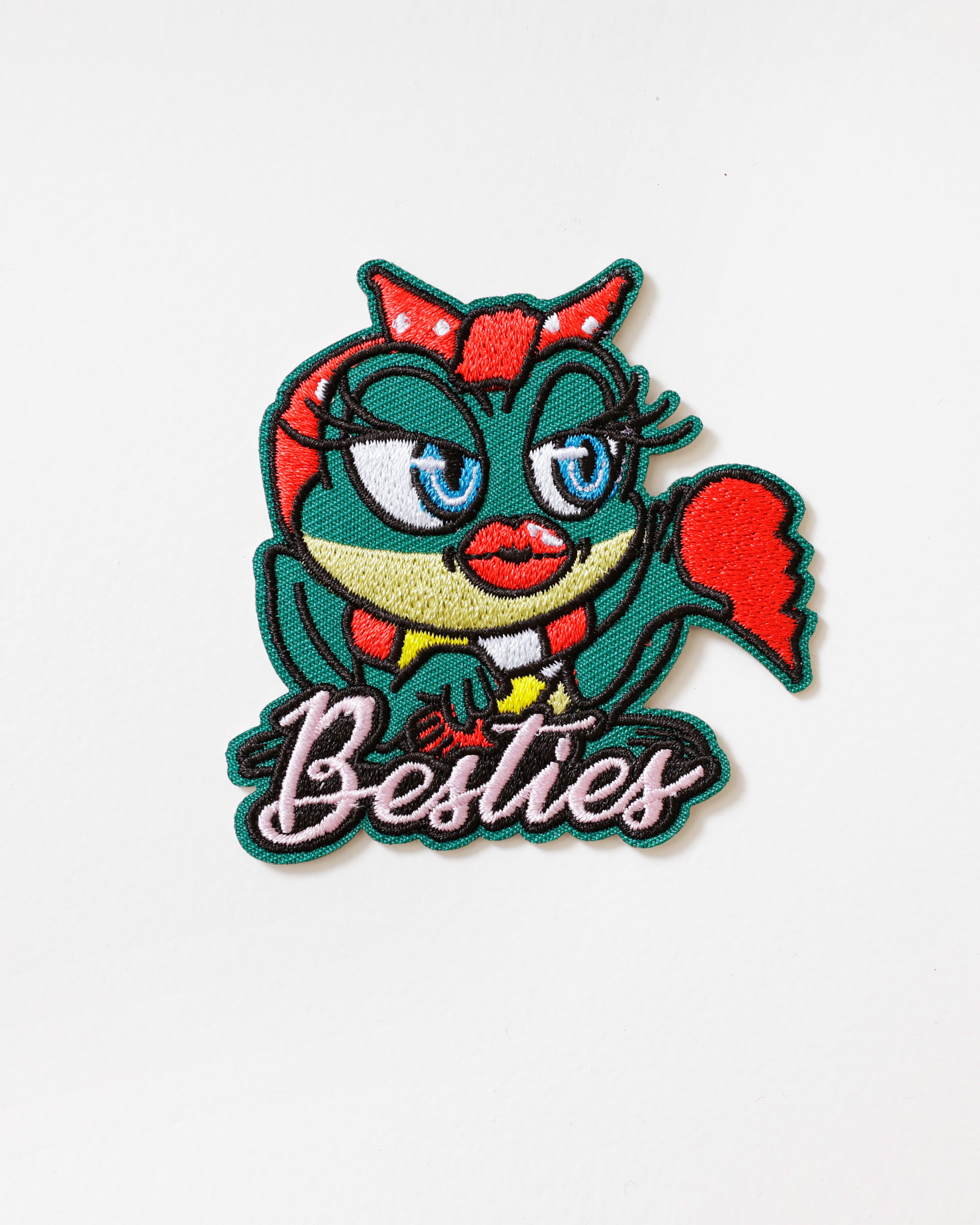 Embleem Besties – kikker carnaval strijkembleem rood wit geel