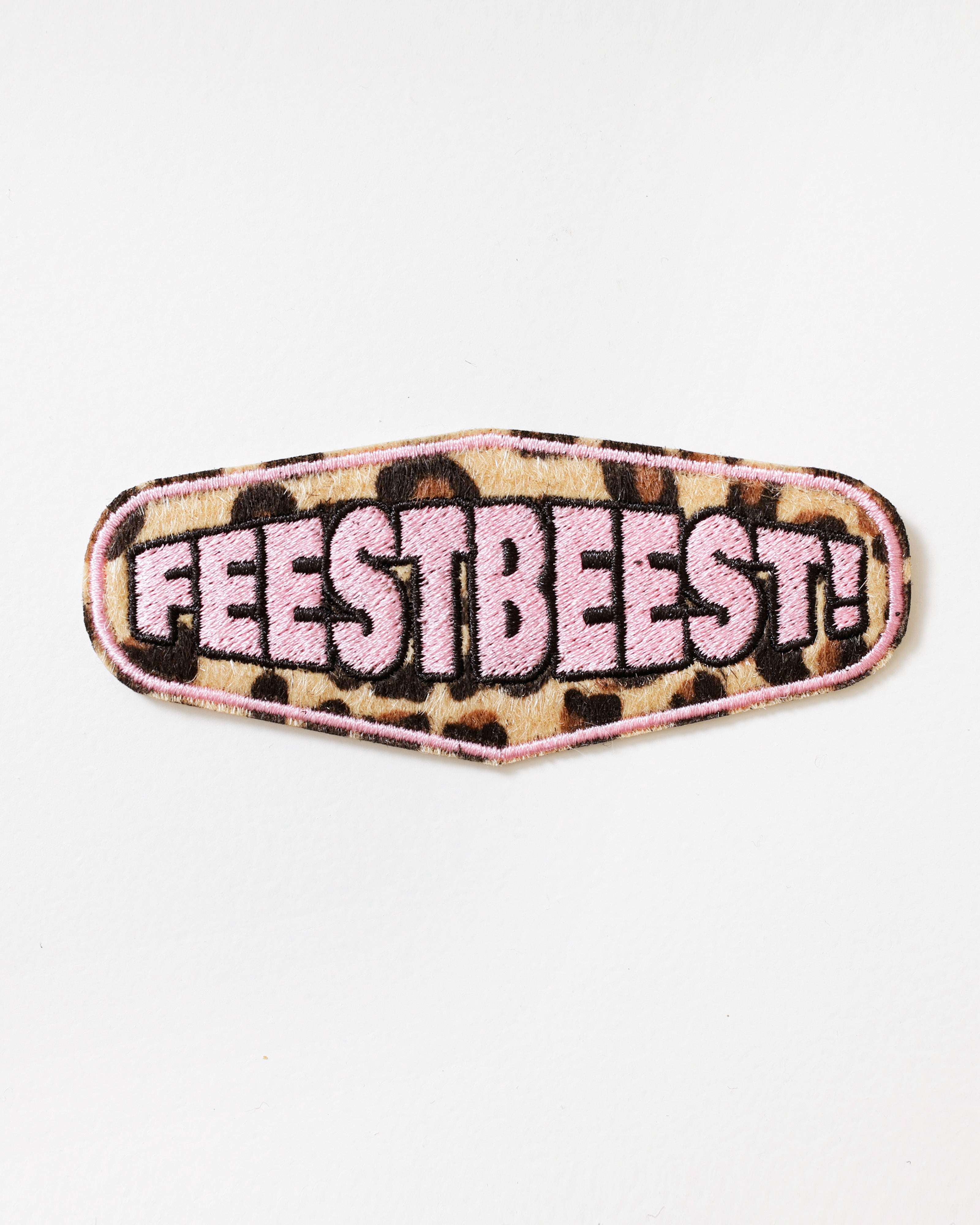 Embleem Feestbeest – Panterprint met roze tekst