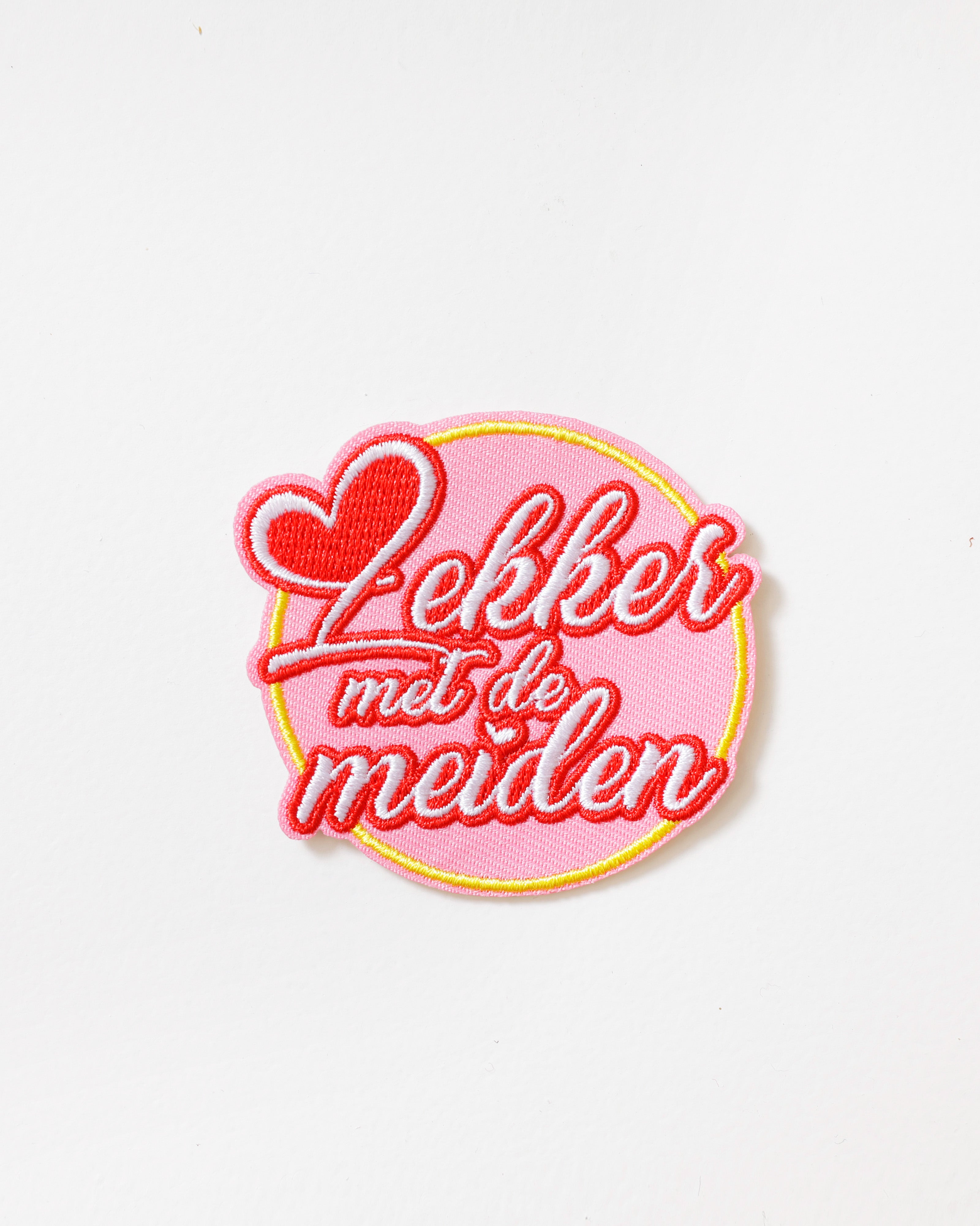 Embleem Lekker met de Meiden – Roze met Rood