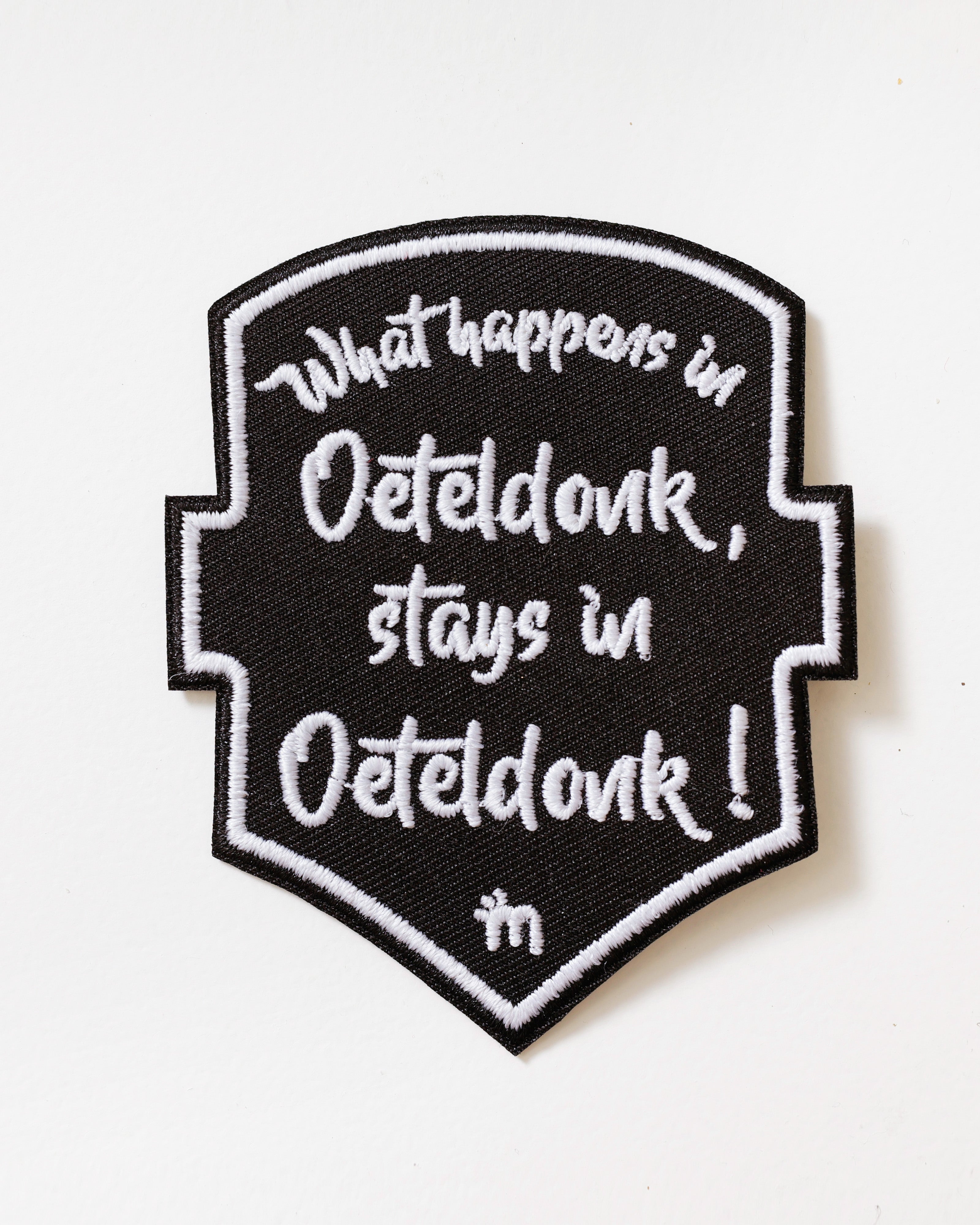 Oeteldonks Embleem – What Happens in Oeteldonk Zwart Wit