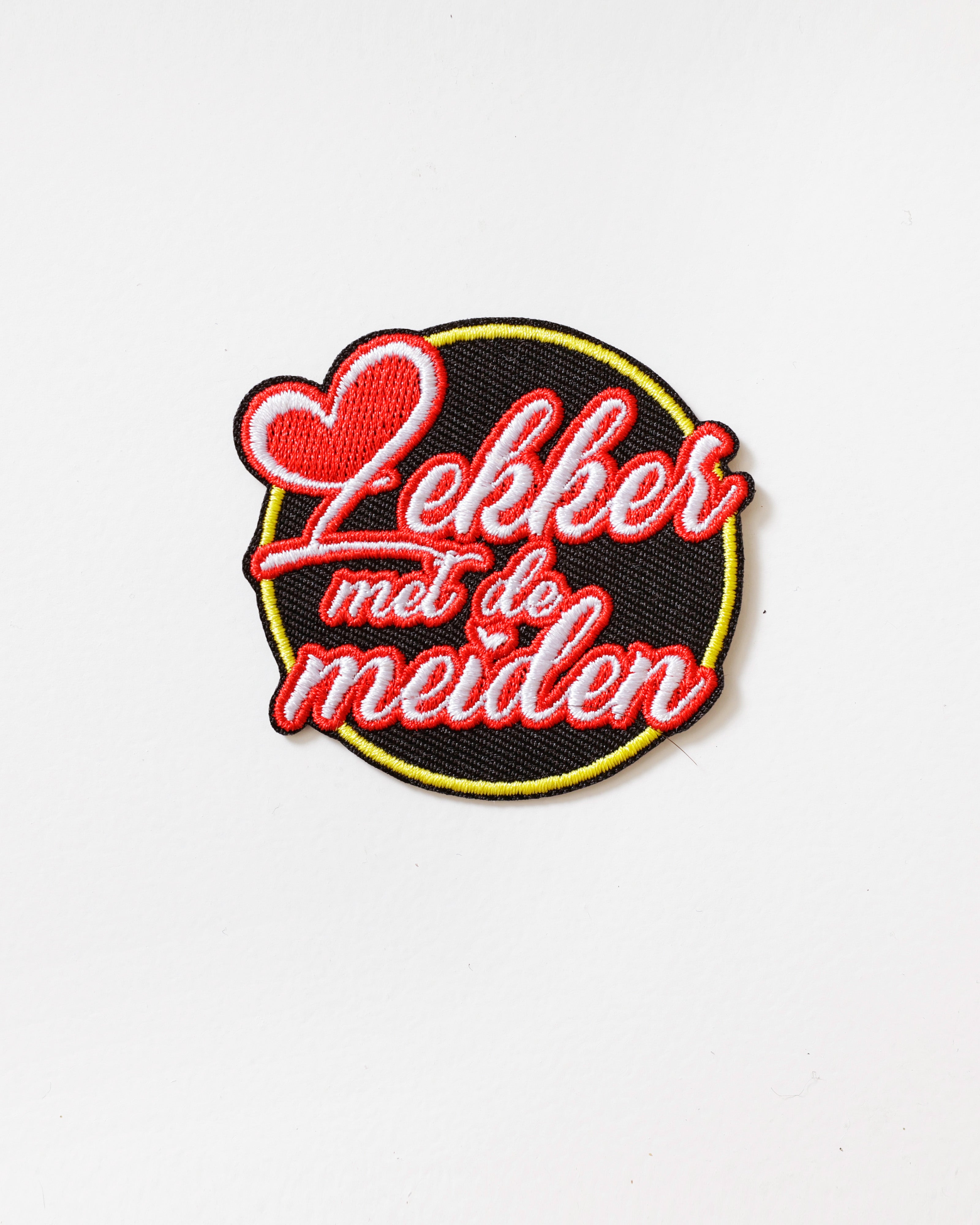 Embleem Lekker met de Meiden - Zwart met Rood