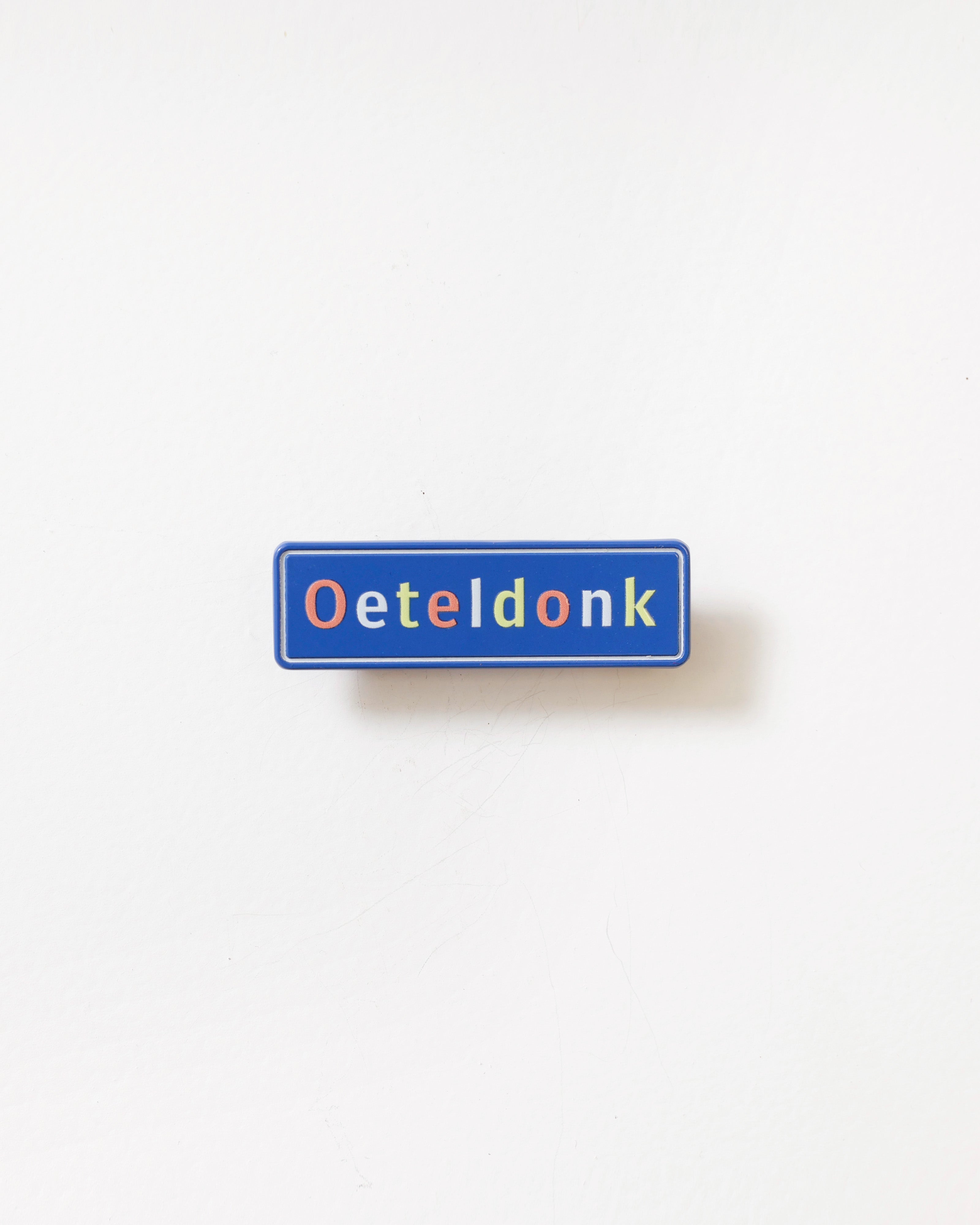 Oeteldonk pin blauw – straatnaambord stijl