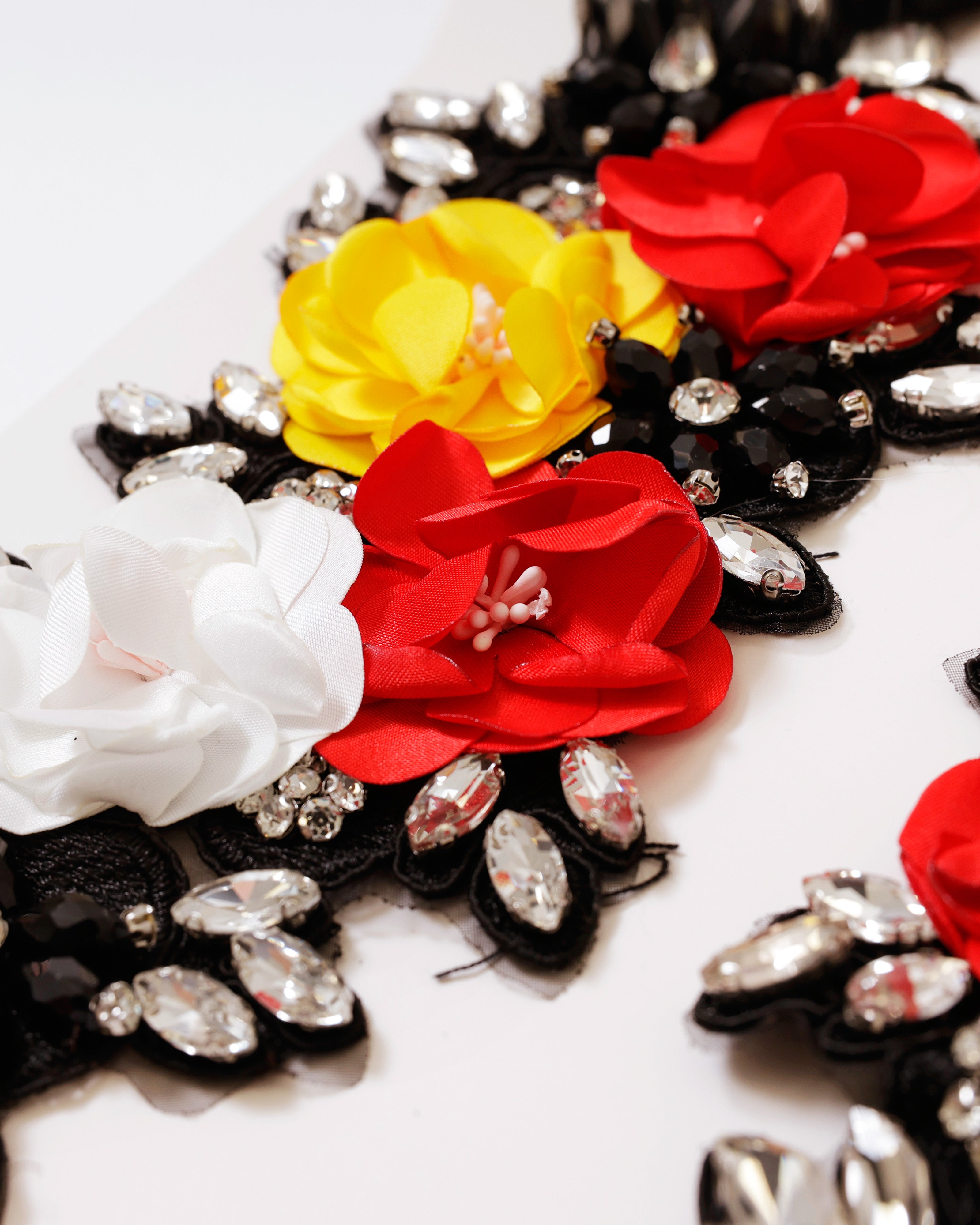 Luxe Epaulette Oeteldonk – Rood Wit Geel met Bloemen & Strass - Zwart