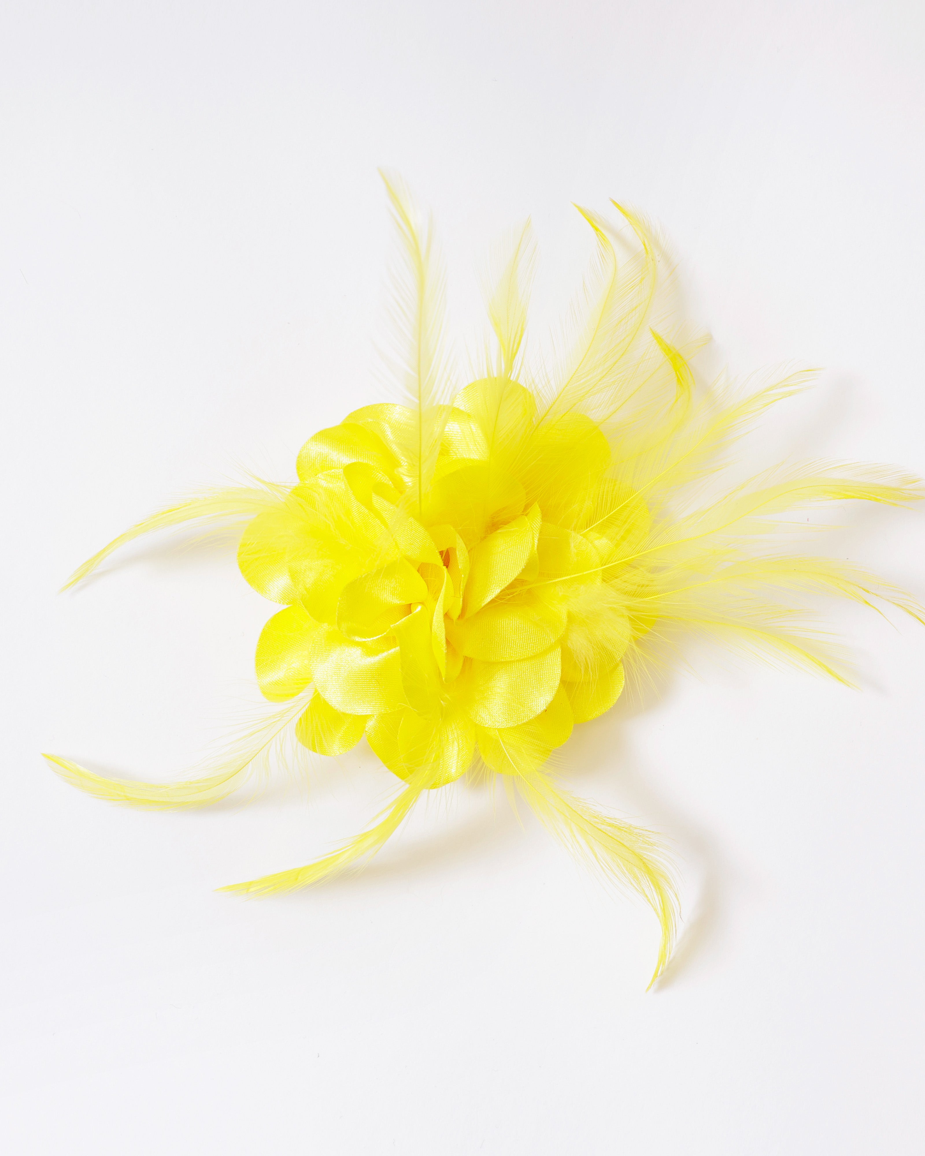 Bloemclip / -broche met veren – Geel