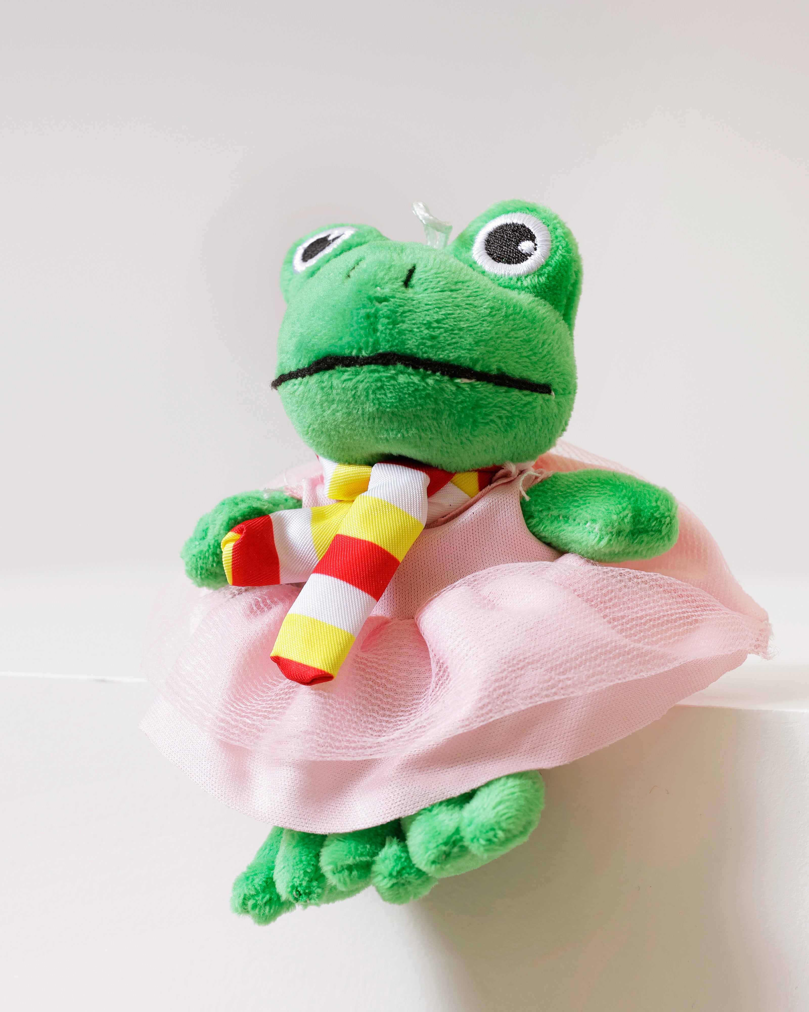 Pluche Kikker met Speld – Roze Tutu – Oeteldonk Sjaal – ±15 cm