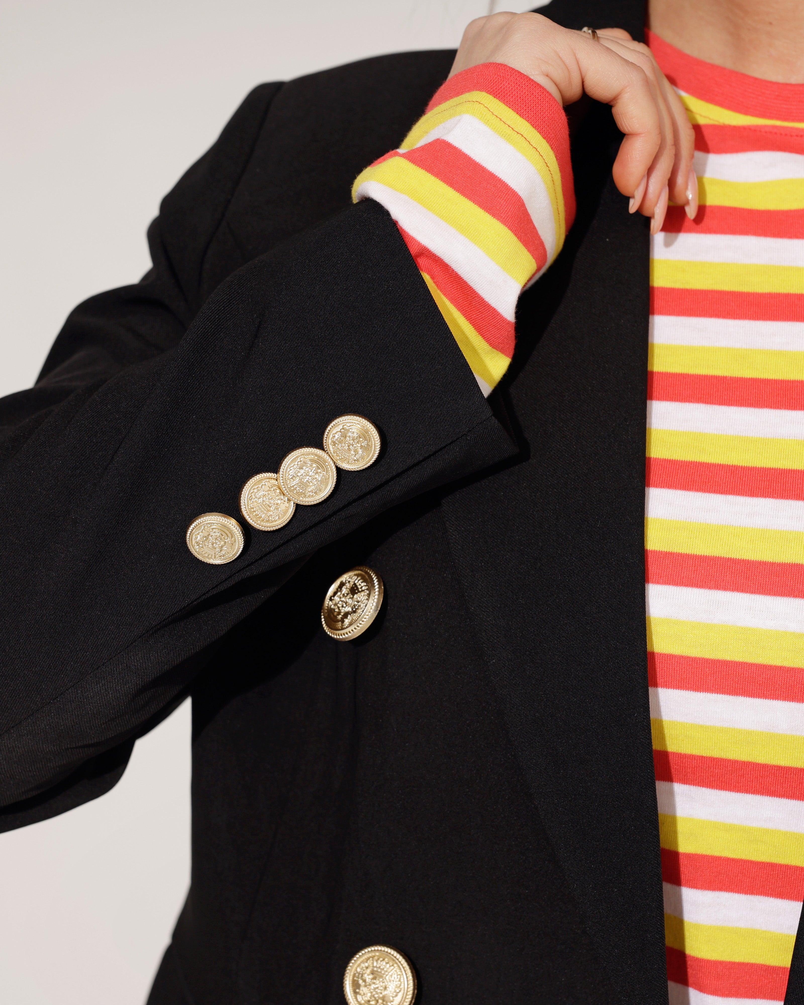 Zwarte langere Damesjas met Gouden Knopen - Hoogwaardige kwaliteit