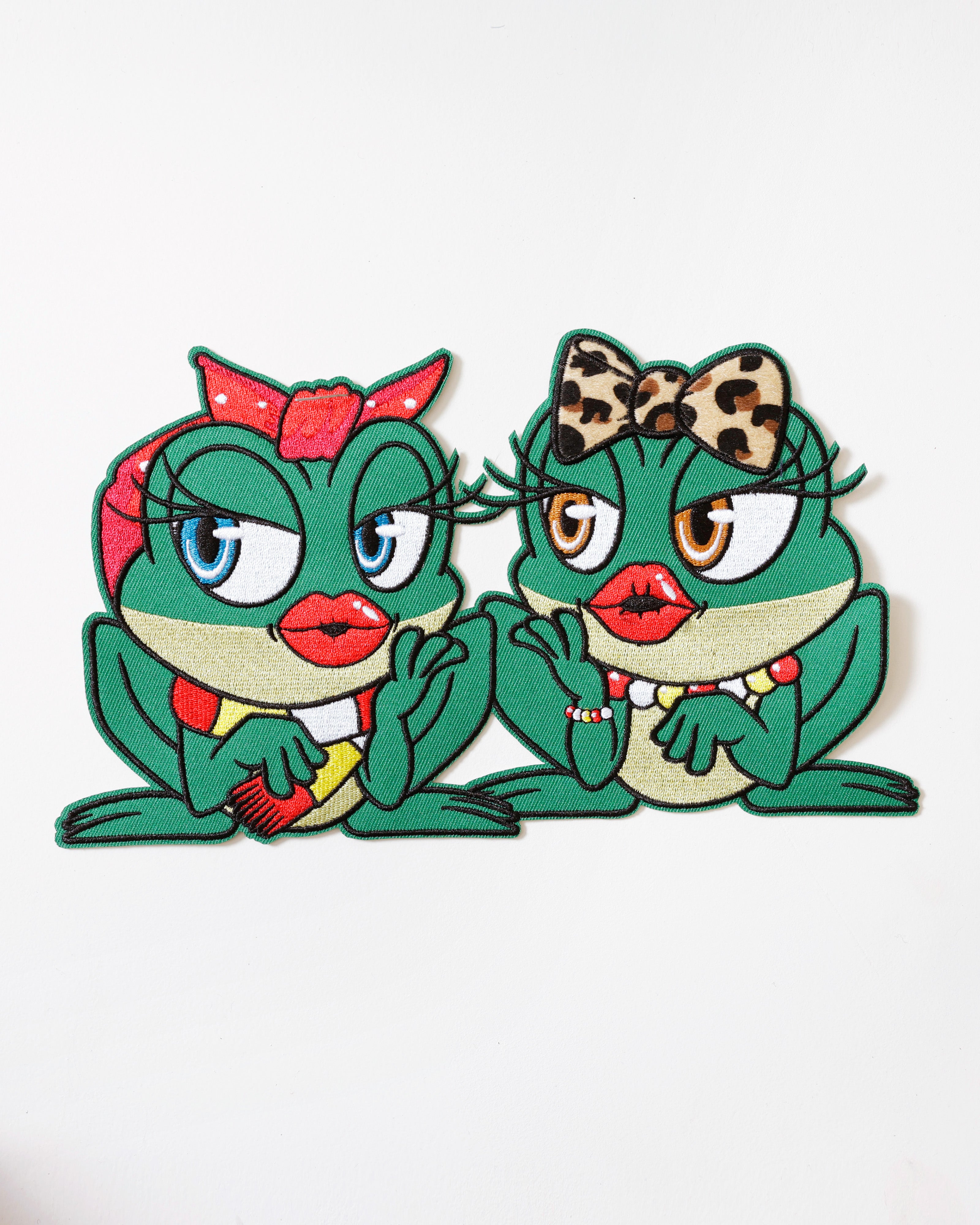 Oeteldonk Groot Rugembleem – Twee Kikkers met Strik & Panterprint