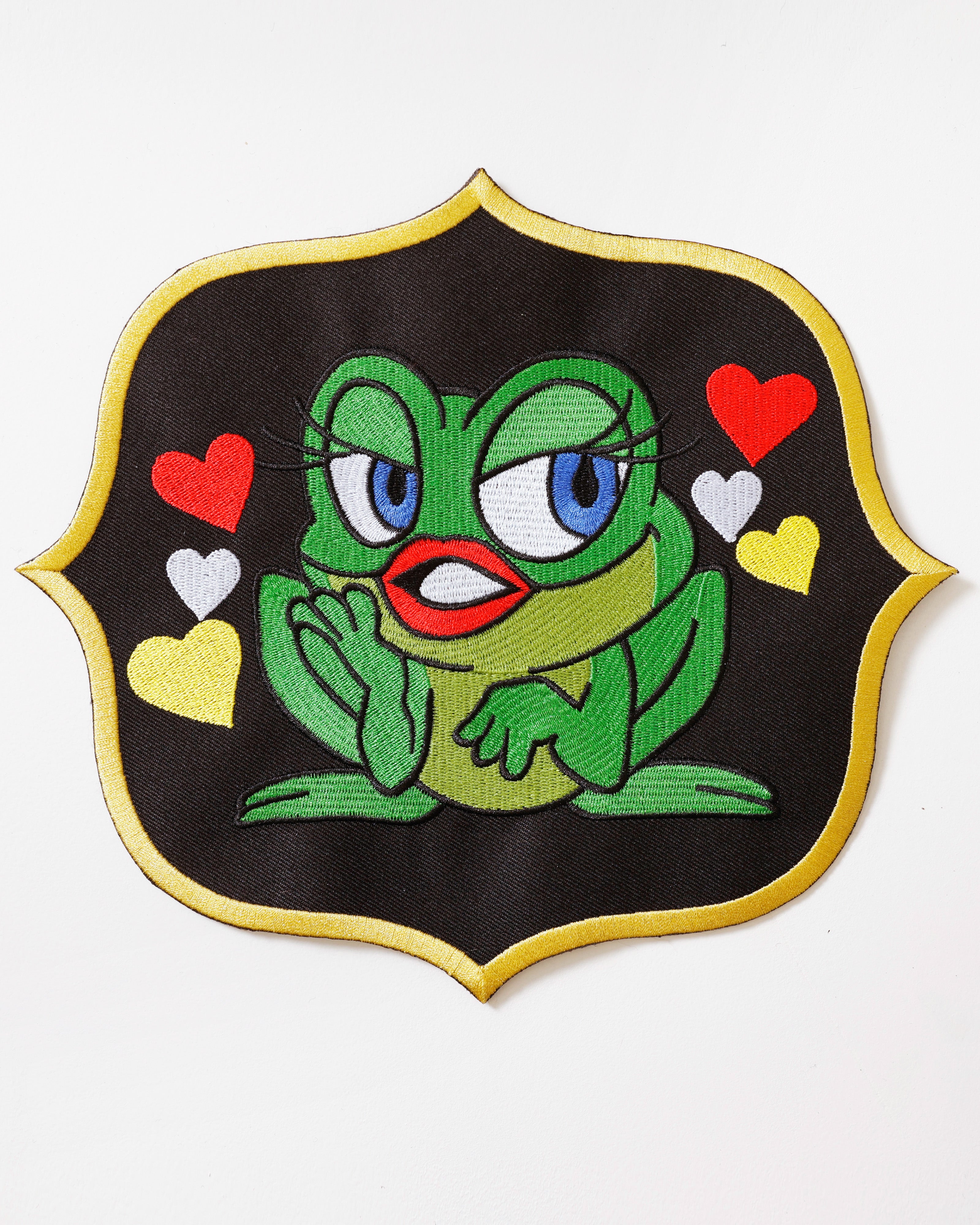 Rugembleem Kikker met Rood Wit Gele Hartjes