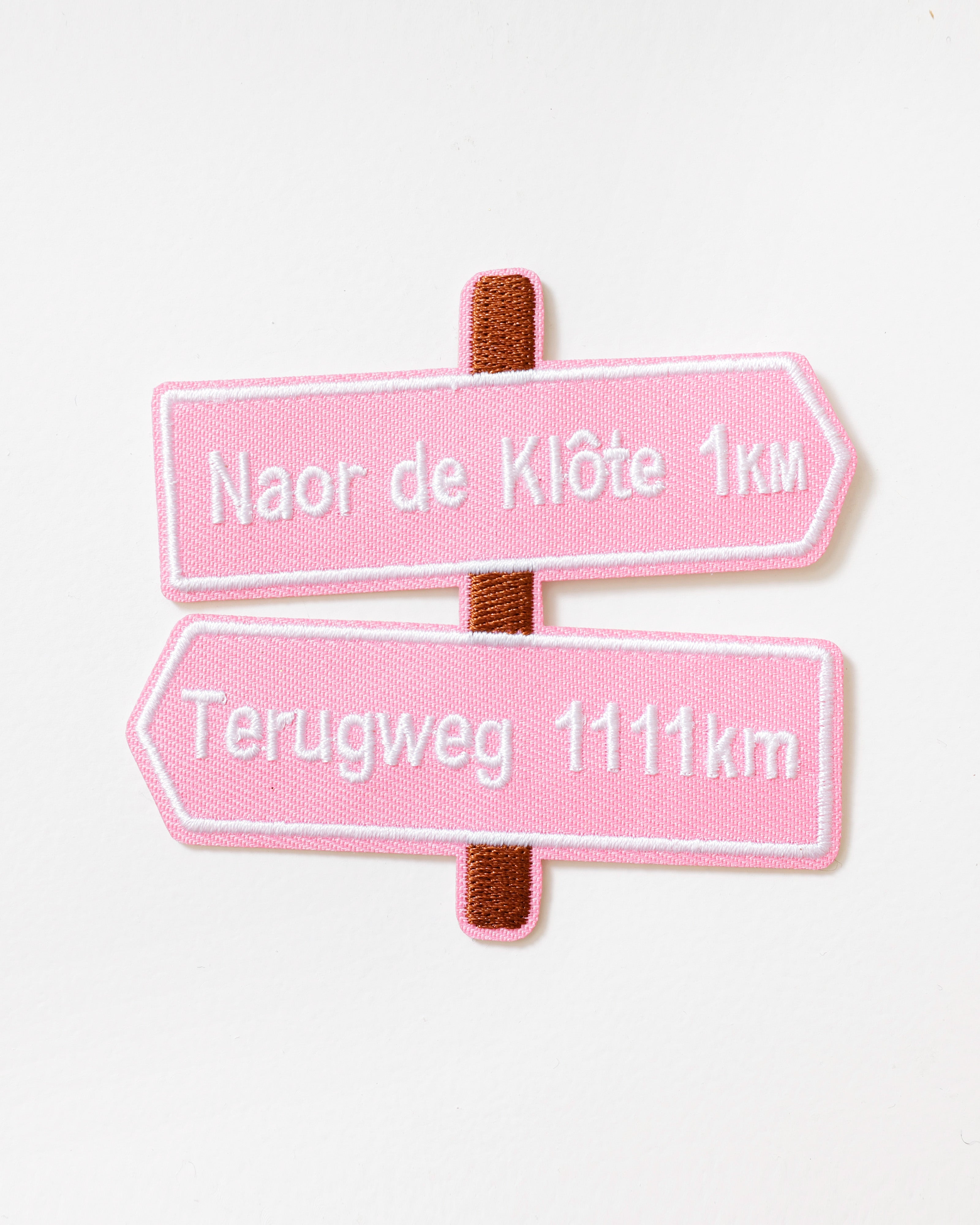 Embleem wegwijzers Naar de Klote Roze
