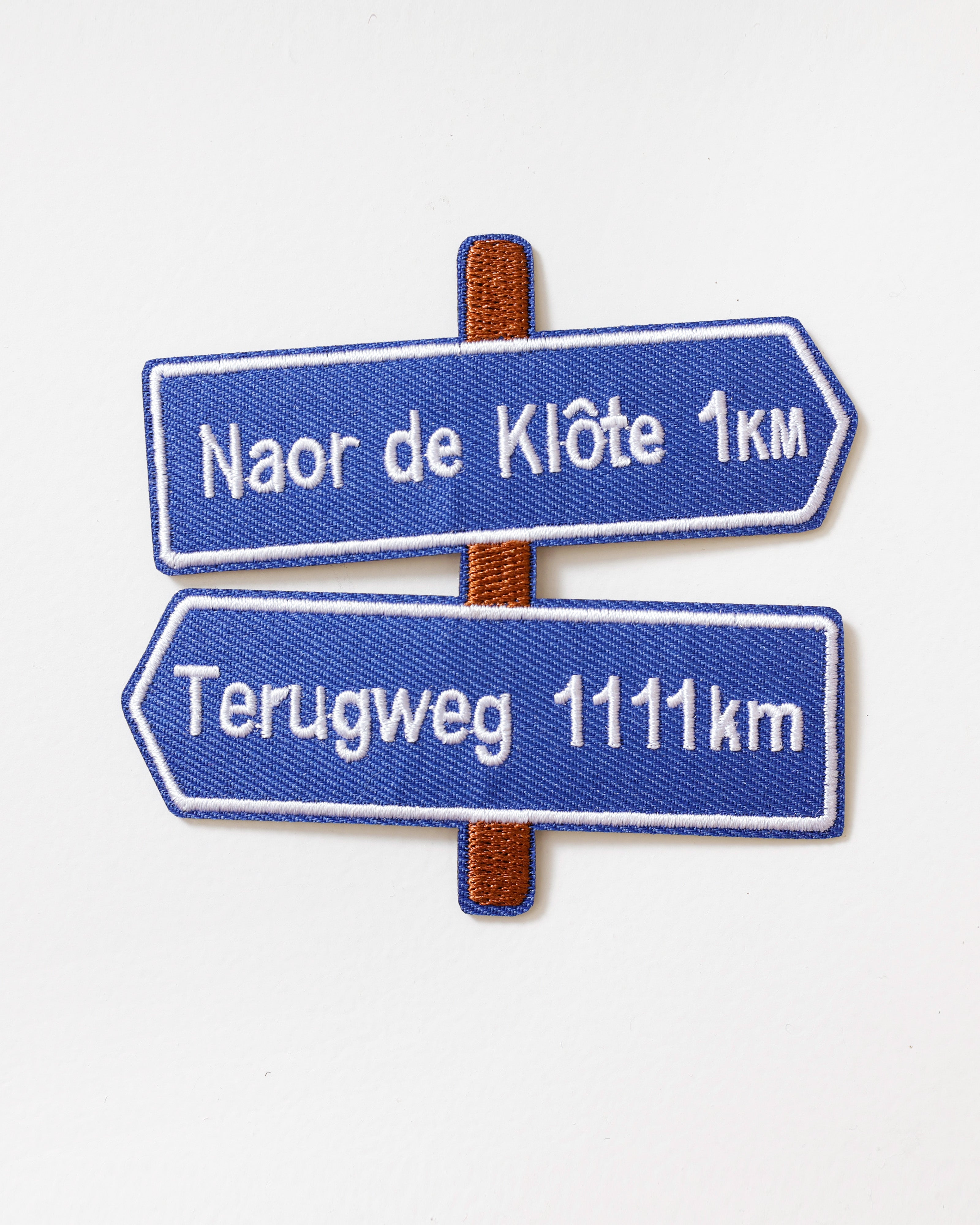 Embleem wegwijzers Naar de Klote Blauw