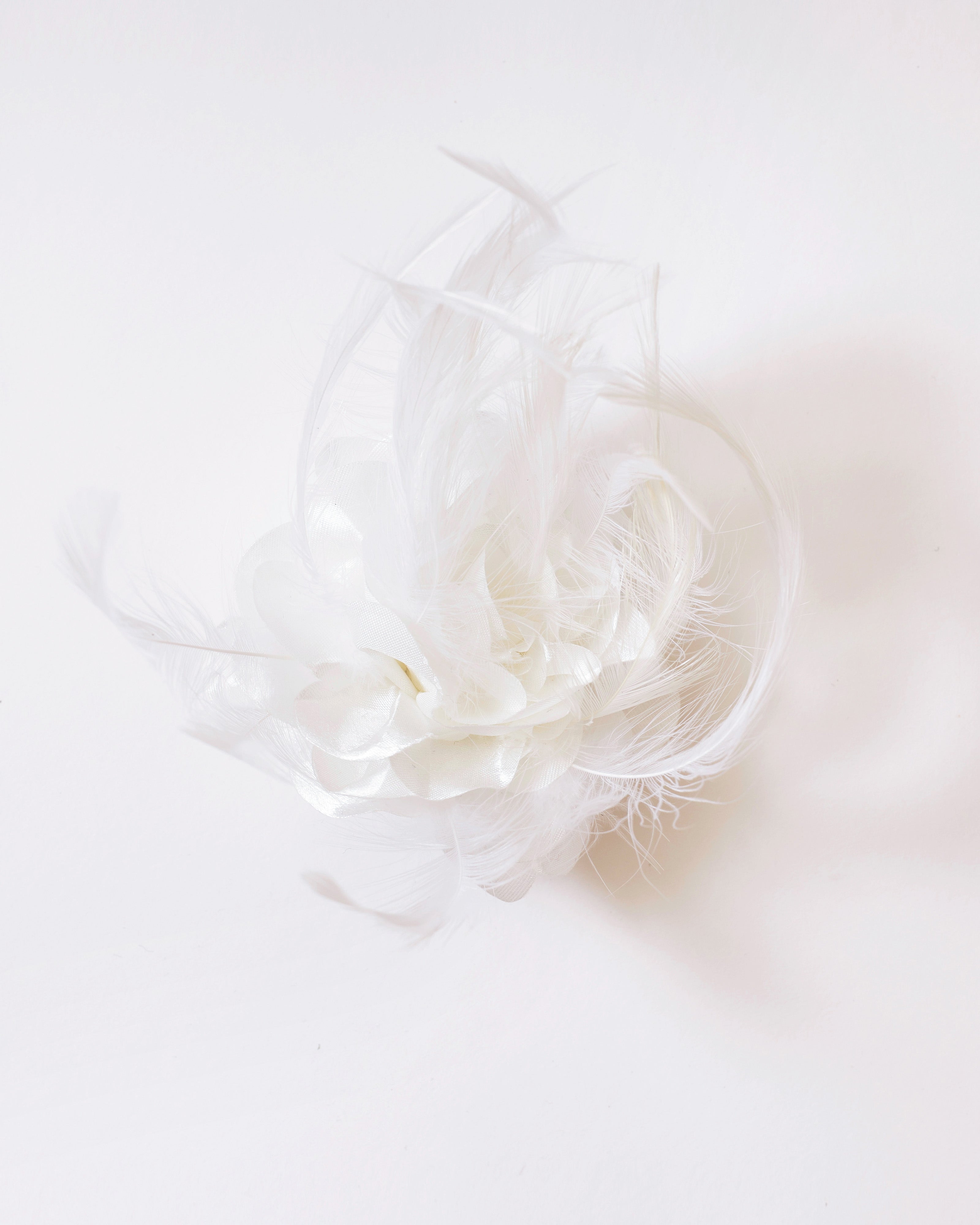 Bloemclip / -broche met veren – Wit