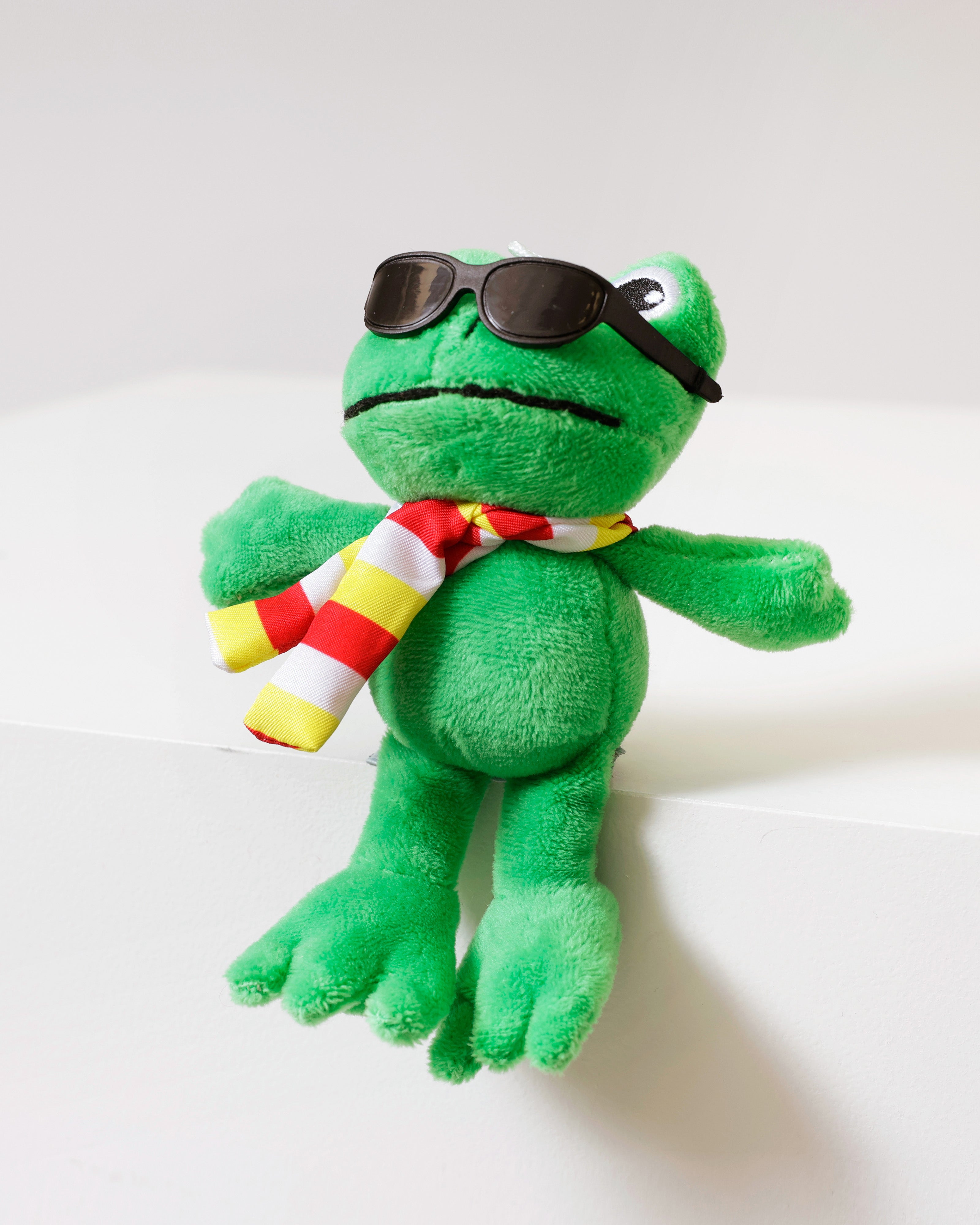 Pluche Kikker met Zonnebril & Oeteldonk Sjaal – Groen (15 cm)