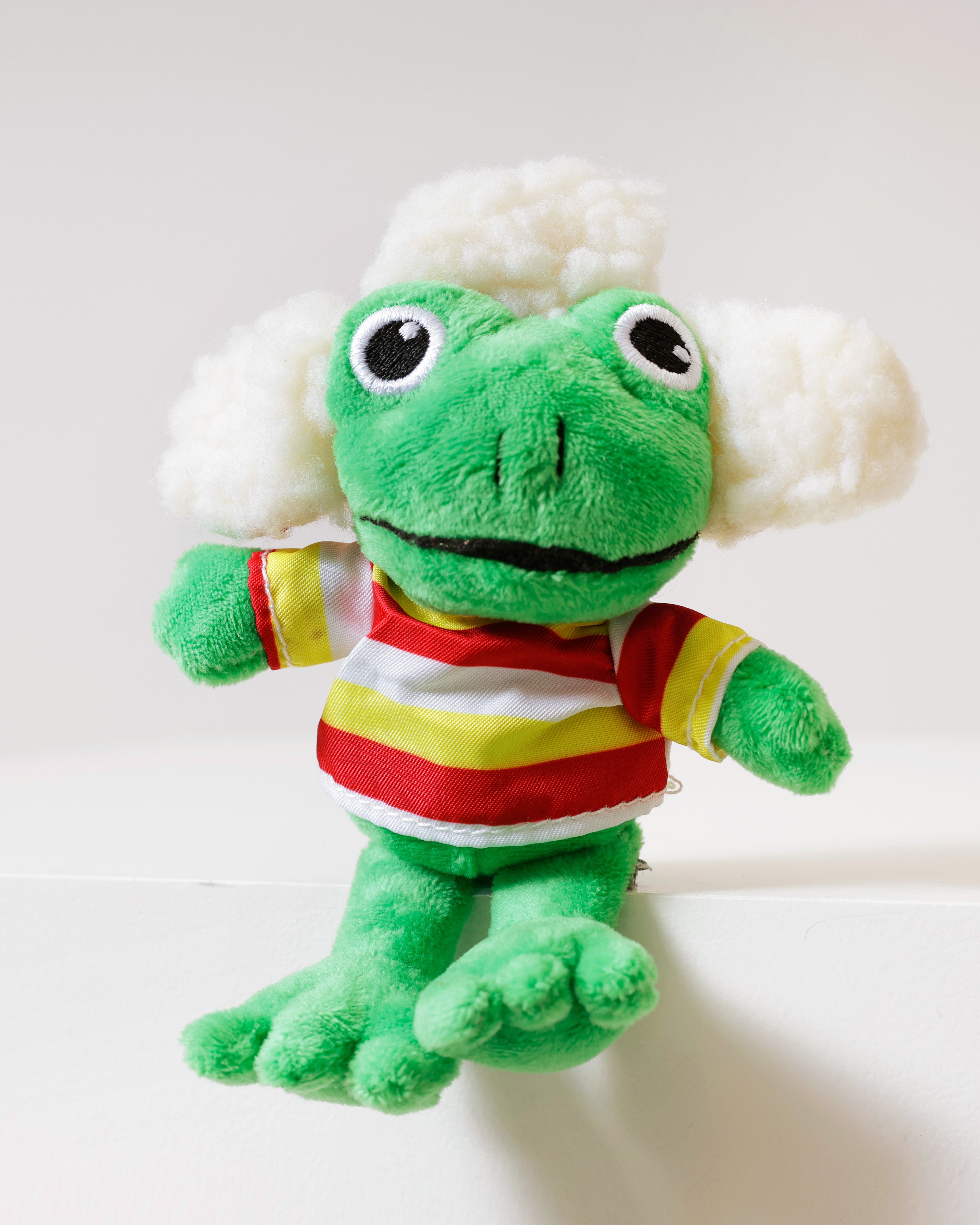 Pluche Kikker met Witte Bontmuts & Rood-Wit-Geel Shirt – Groen (15 cm)